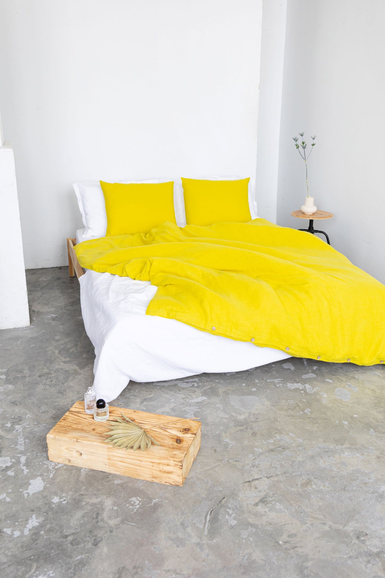 Linen bedding set with buttons