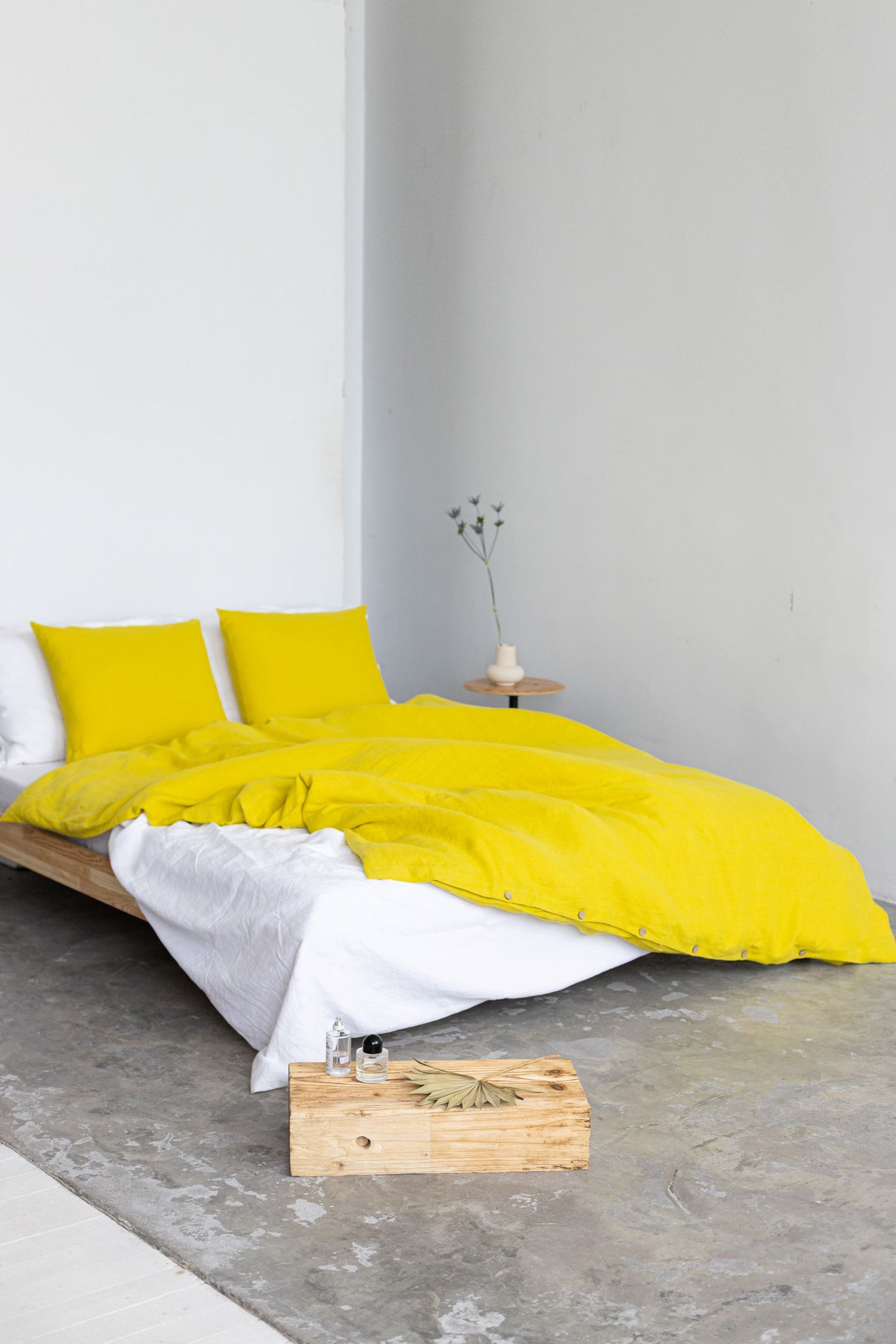 Linen bedding set with buttons