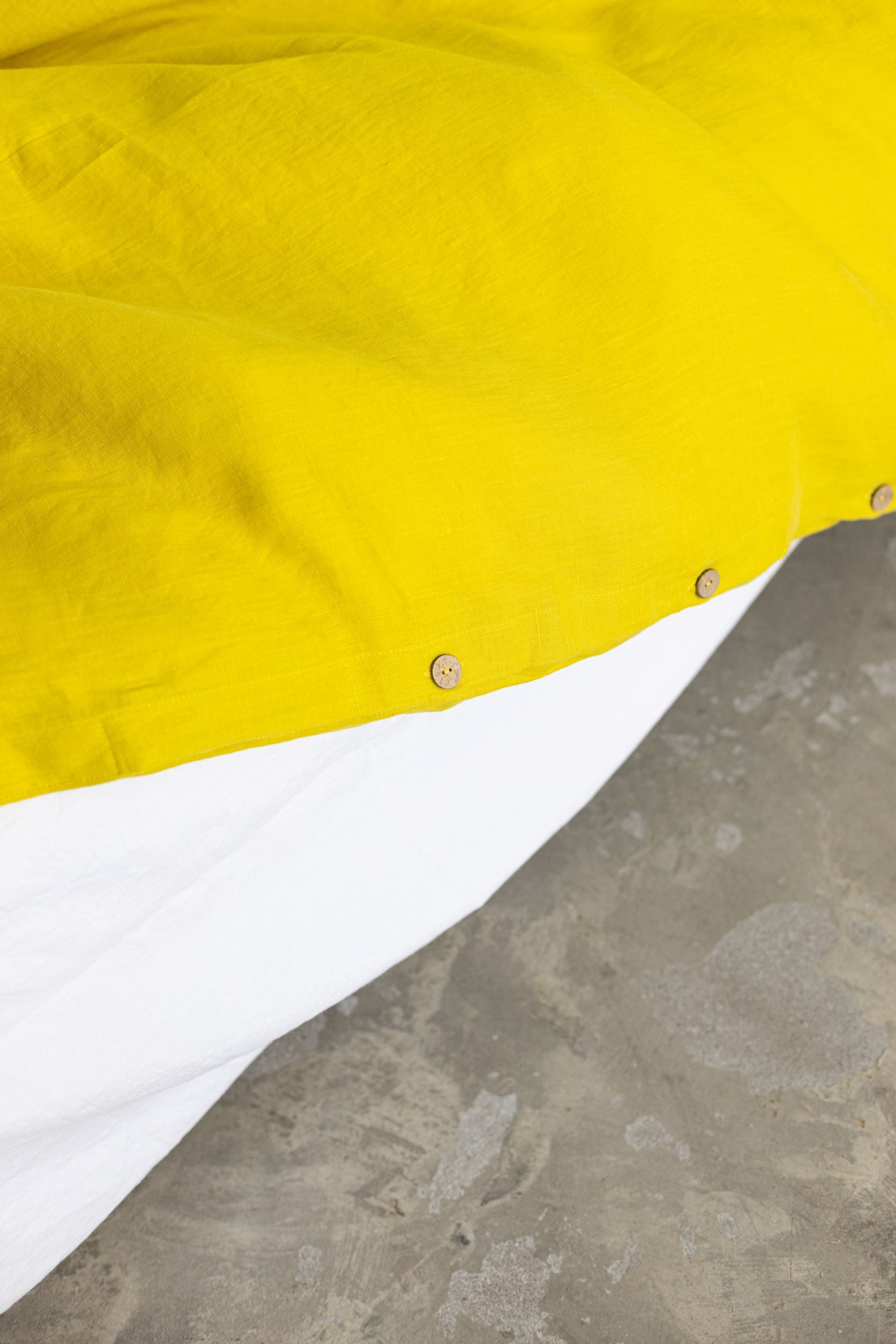 Linen bedding set with buttons