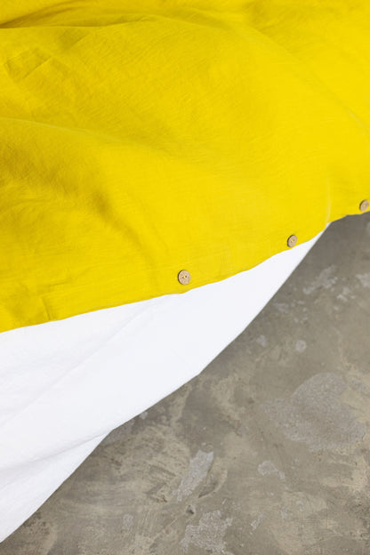 Linen bedding set with buttons