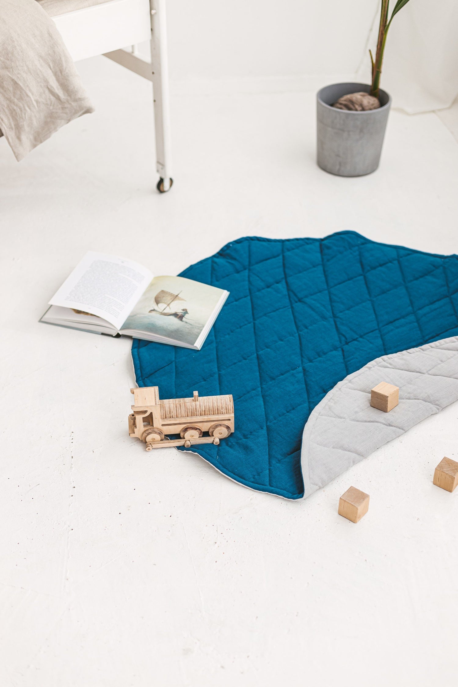 Moss Green Walnut Brown Round Linen Quilted Rug