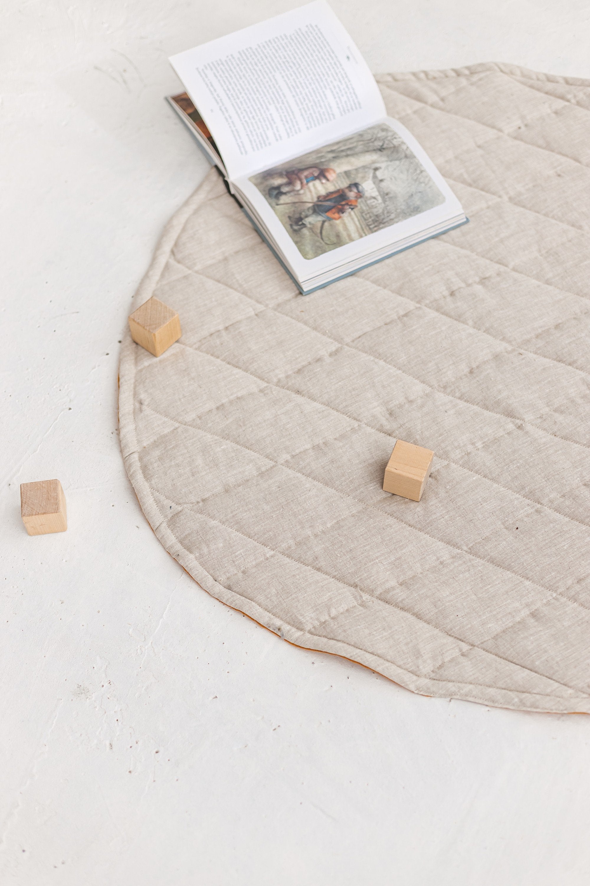 Mustard Natural Light Round Linen Quilted Rug